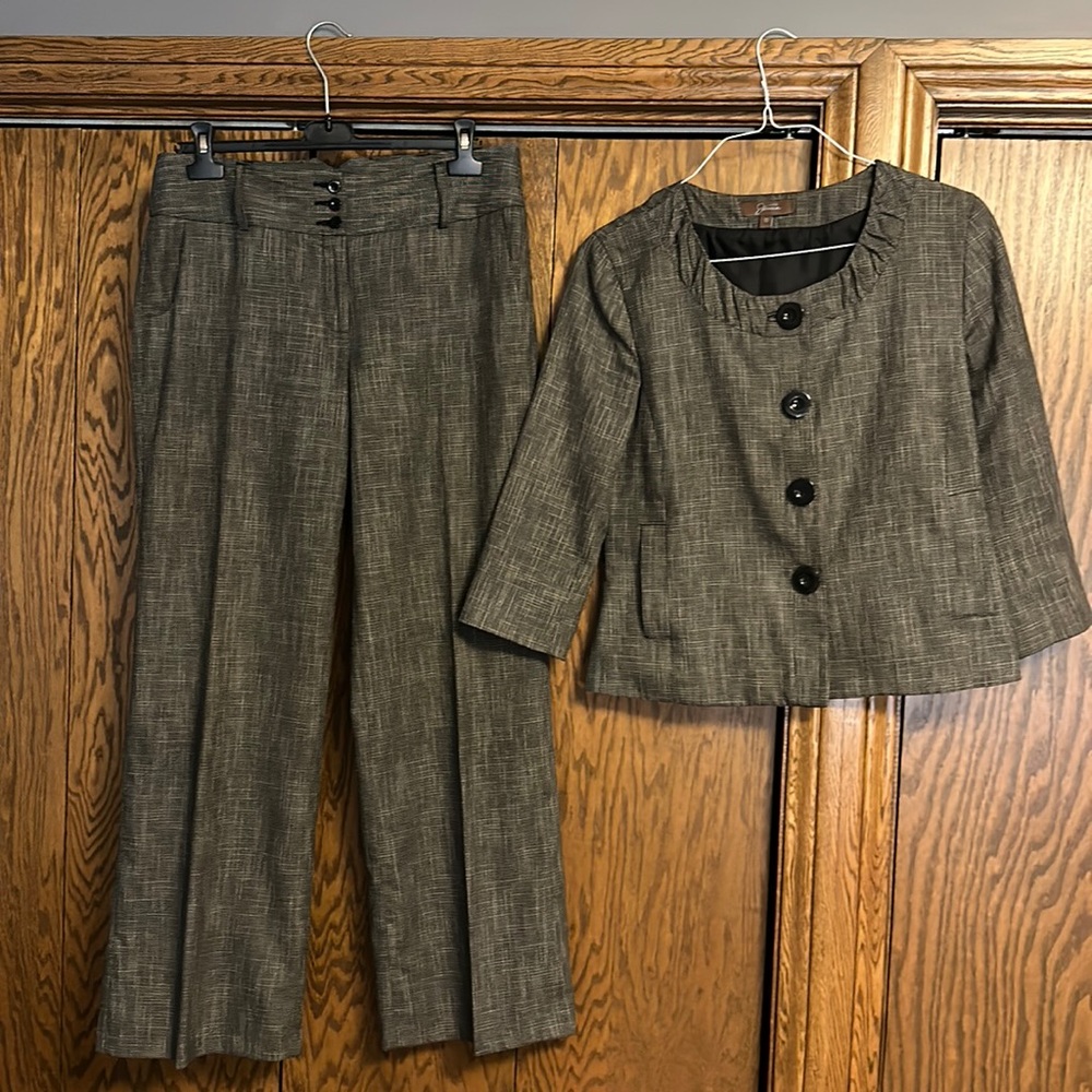 EUC JESSICA WOMENS SZ 12 2 pce suit in neutral bl/white/charcoal